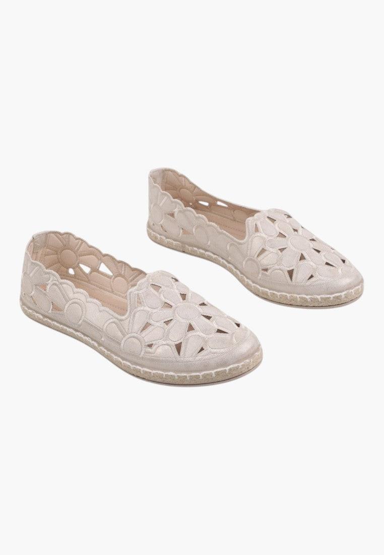 Beżowe espadryle damskie z ażurowym wykończeniem w stylu lifestyle.