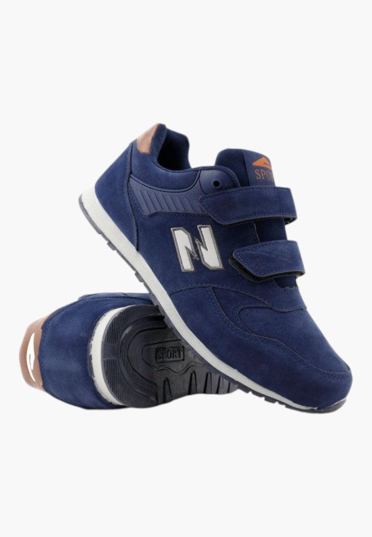 Granatowe buty sportowe z rzepami, widok z boku na białym tle.