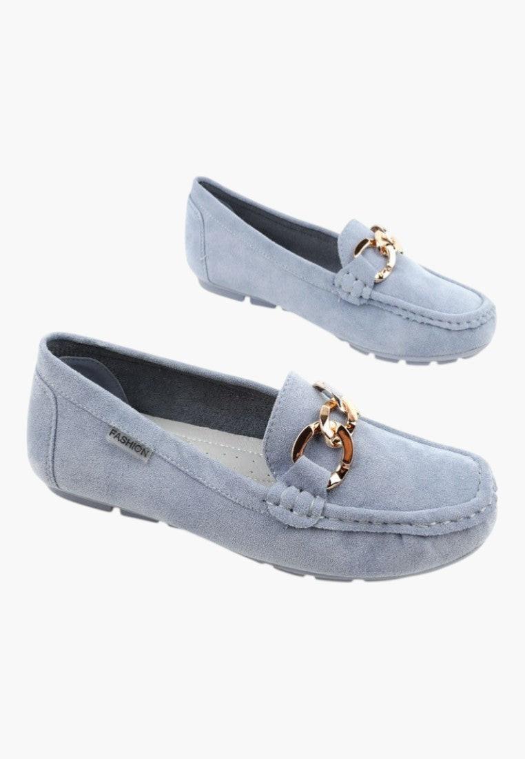 Jasno niebieskie mokasyny damskie w stylu casual, widok lifestyle