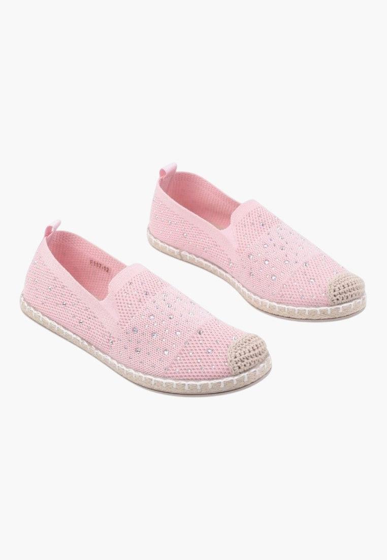 Stylowe jasne różowe espadryle damskie w stylu lifestyle na białym tle.