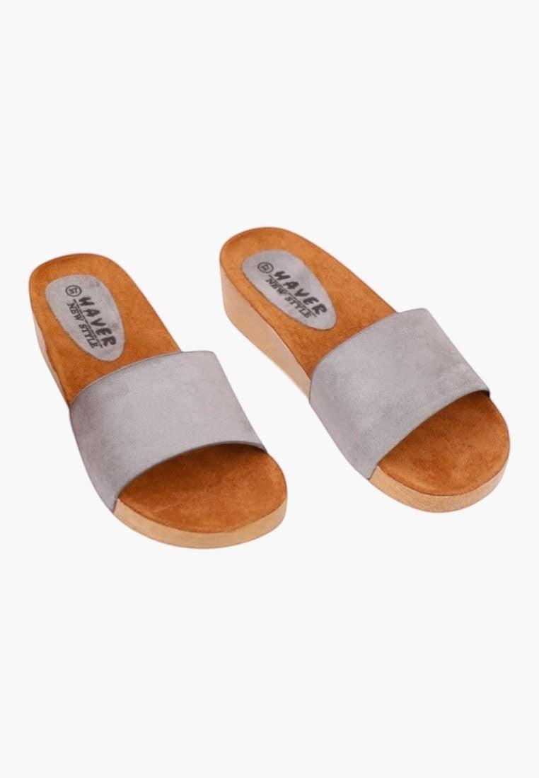 Klapki damskie szare z szerokim paskiem w stylu lifestyle na białym tle