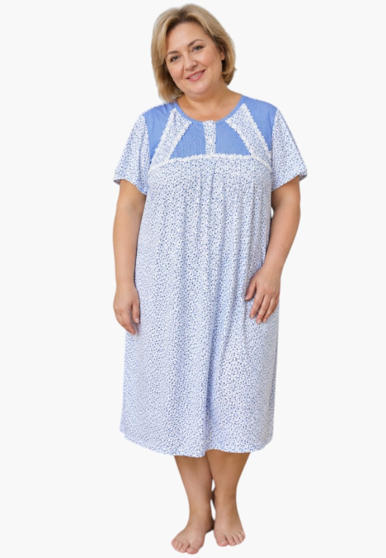 Koszula nocna plus size w niebieskim kwiatowym wzorze z krótkim rękawem.
