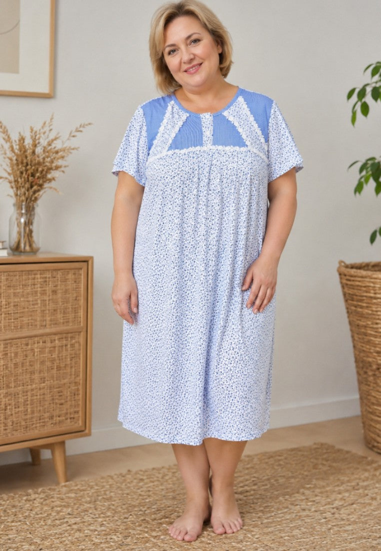 Koszula nocna plus size w jasnoniebieskim kolorze z krótkim rękawem.