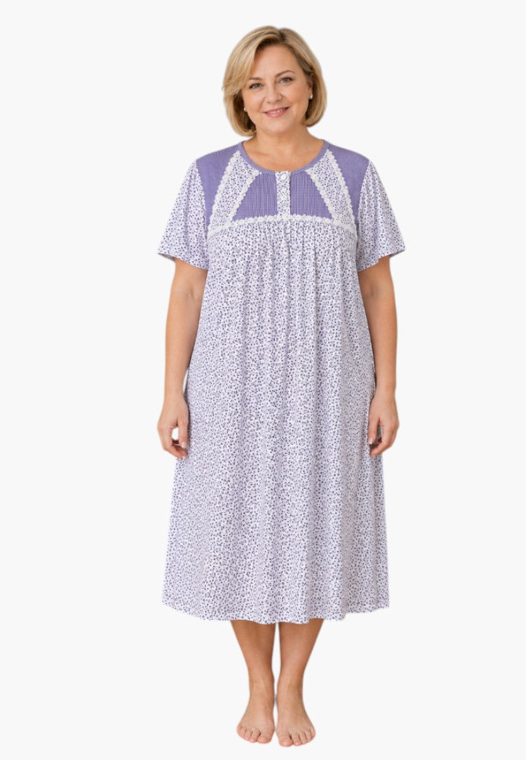 Koszula nocna plus size z krótkim rękawem, fioletowy kwiatowy wzór, widok z przodu.