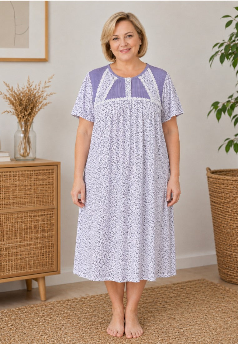 Koszula nocna plus size w stylu życia, fioletowy kolor, widok naturalny.