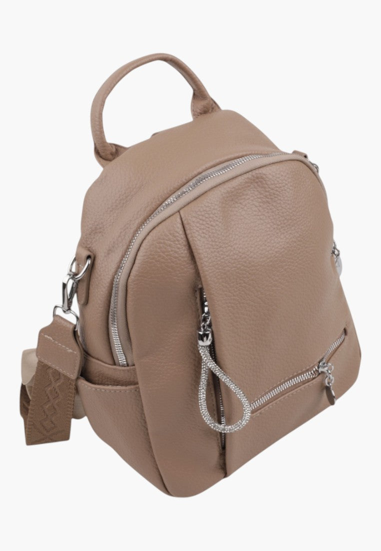 Plecak miejski w kolorze khaki z ekoskóry, stylowy design, widok lifestyle.