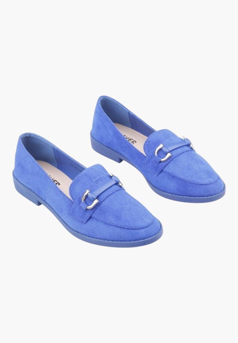 Chabrowe mokasyny damskie w stylizacji lifestyle, widok na buty.
