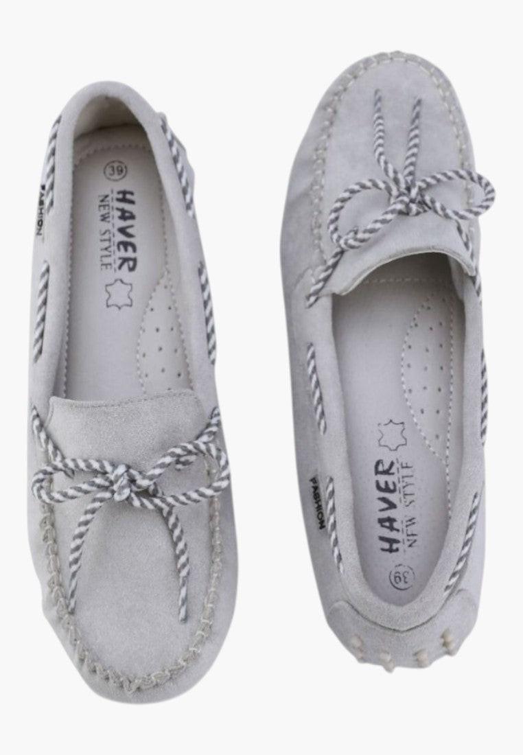 Mokasyny szare buty damskie w stylu casual, widok z góry.