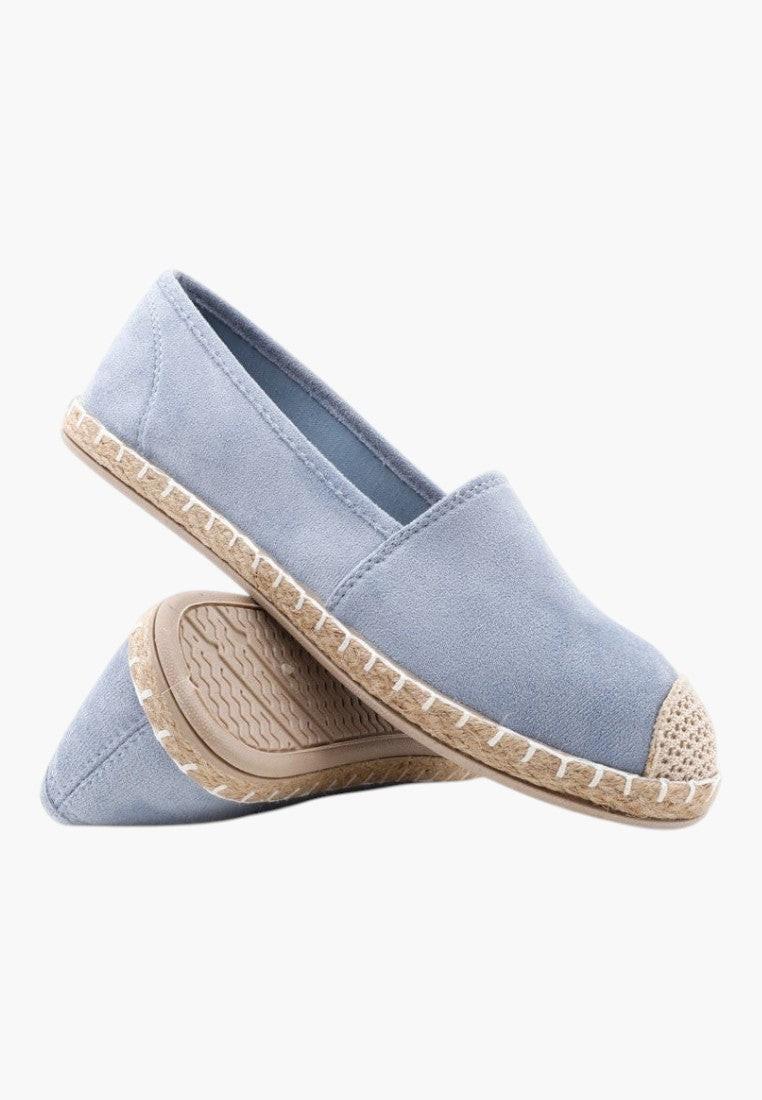 Niebieskie espadryle damskie z ekozamszu, widok z boku na białym tle