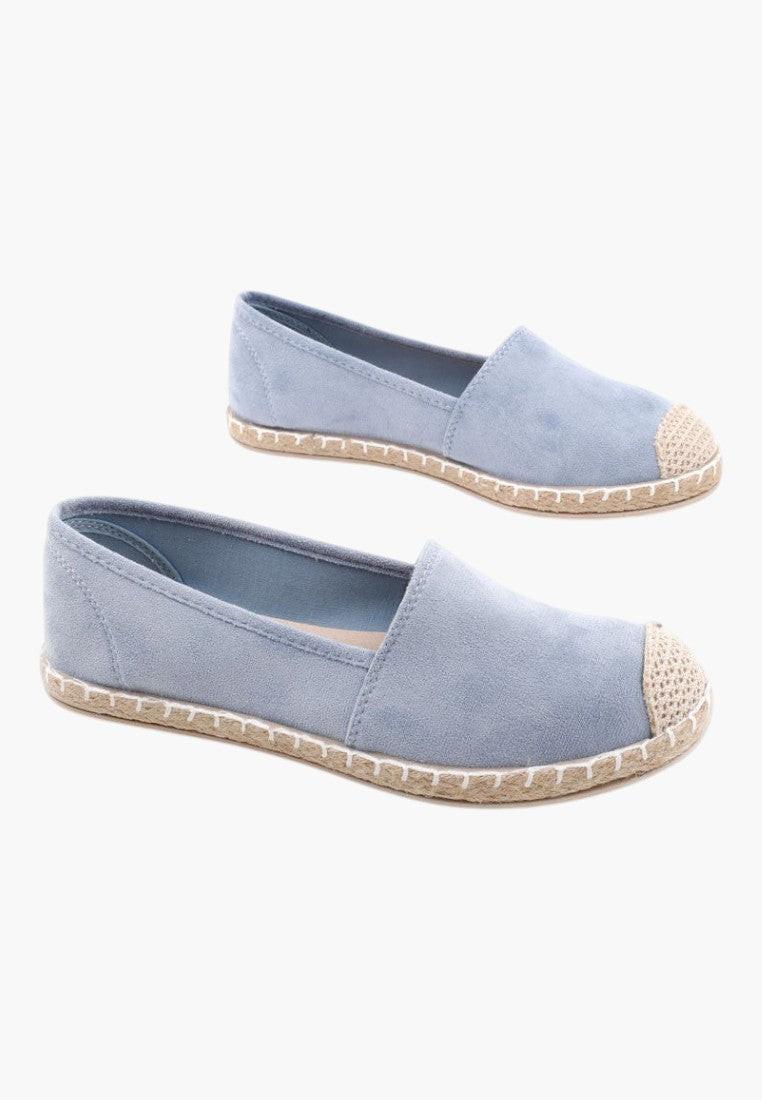 Niebieskie espadryle damskie z ekozamszu, widok lifestyle na białym tle