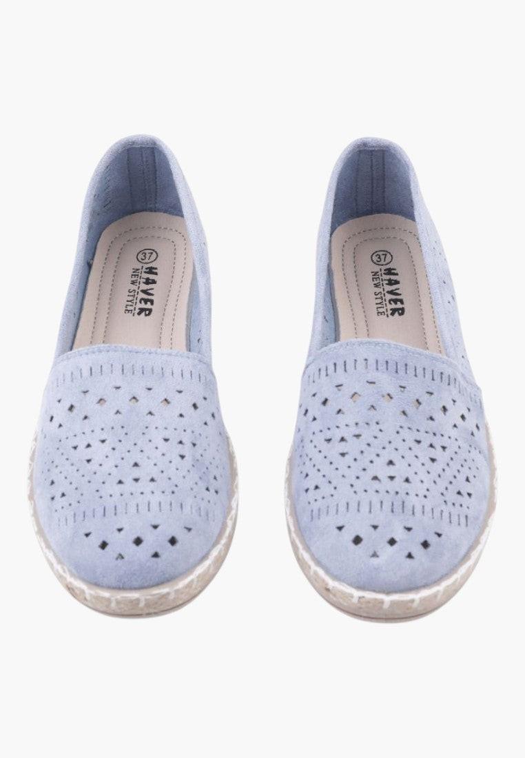 Niebieskie espadryle z ekozamszu z przodu na białym tle