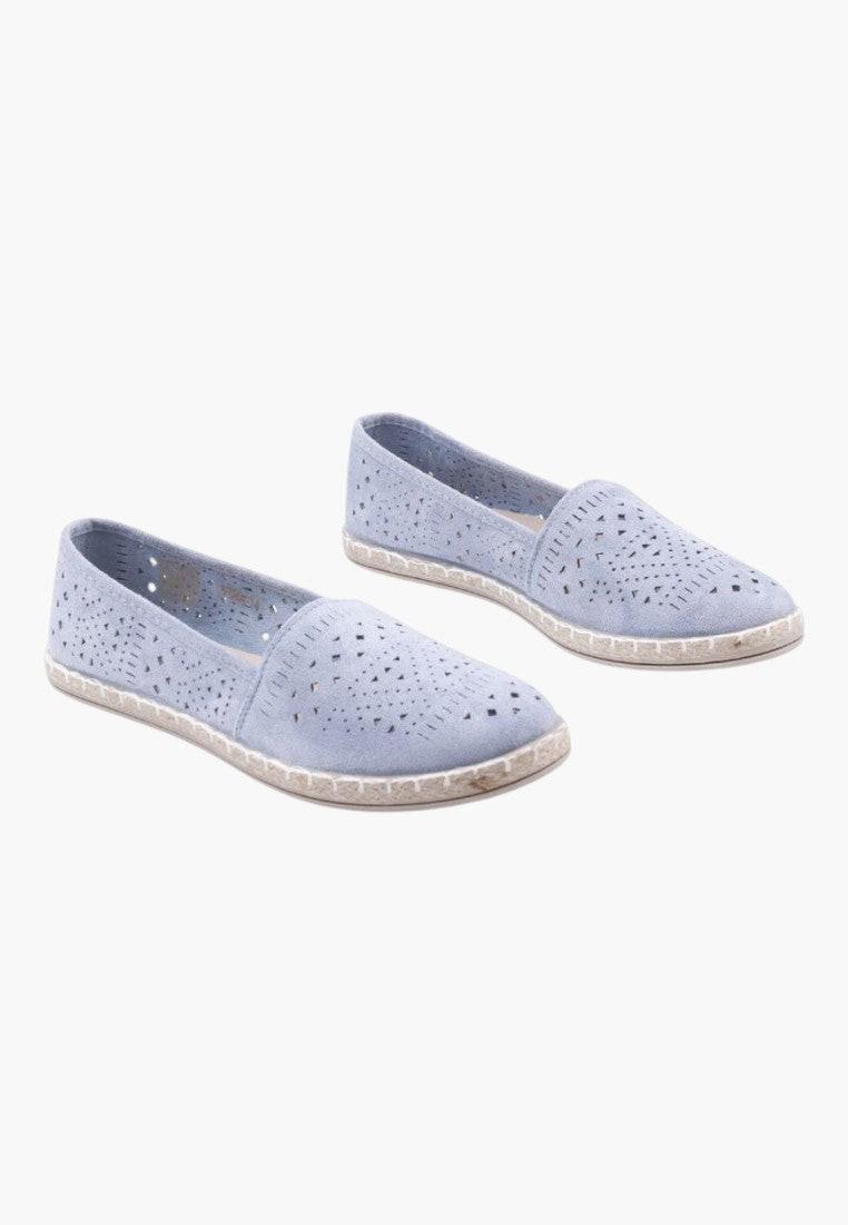 Niebieskie espadryle z ekozamszu w stylu lifestyle na białym tle