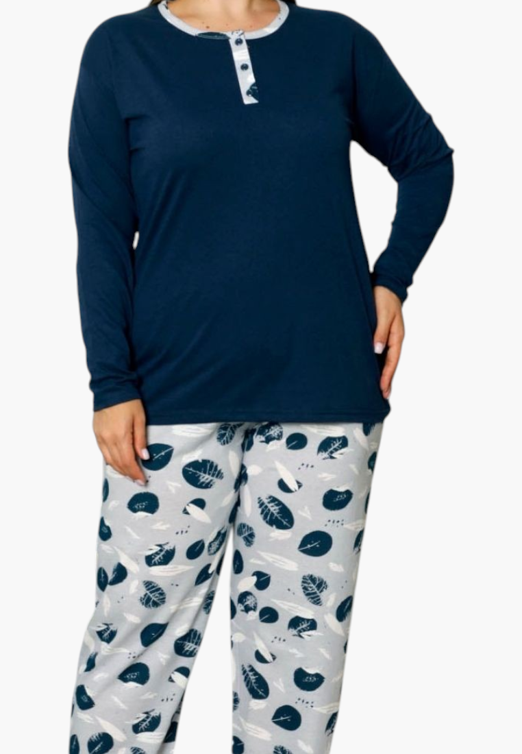 Granatowa bluzka z guzikami i szare spodnie w liście, piżama damska plus size, widok lifestyle.