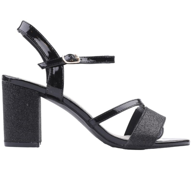 Boczne ujęcie czarnych sandałów damskich na słupku z ankle strap na białym tle