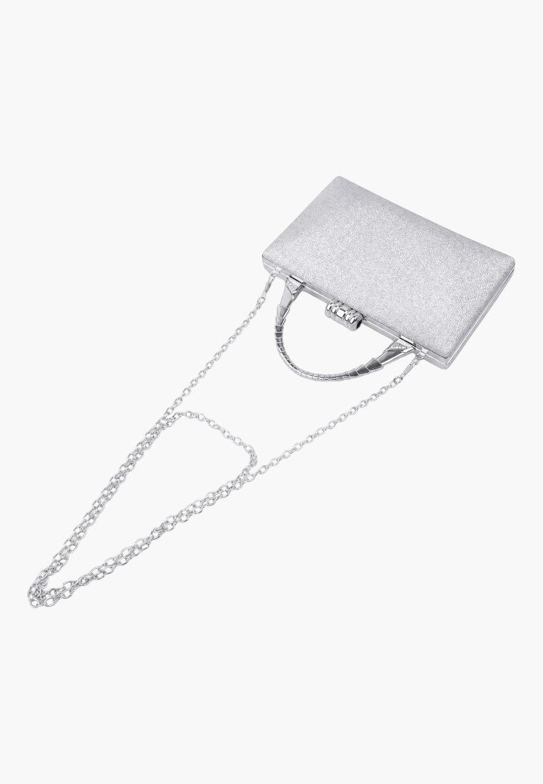 Biała kopertówka z minimalistycznym designem, widok z boku.