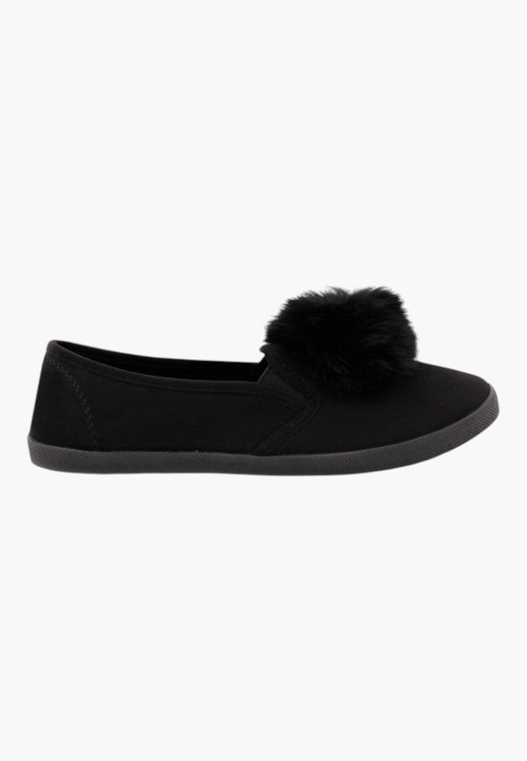 Czarne slip-on tenisówki z dużym pomponem, widok z boku