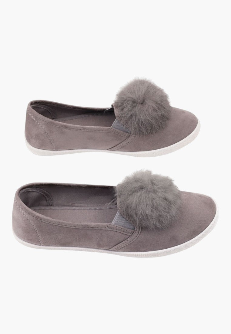 Szare tenisówki slip on z pomponem, widok z bliska.