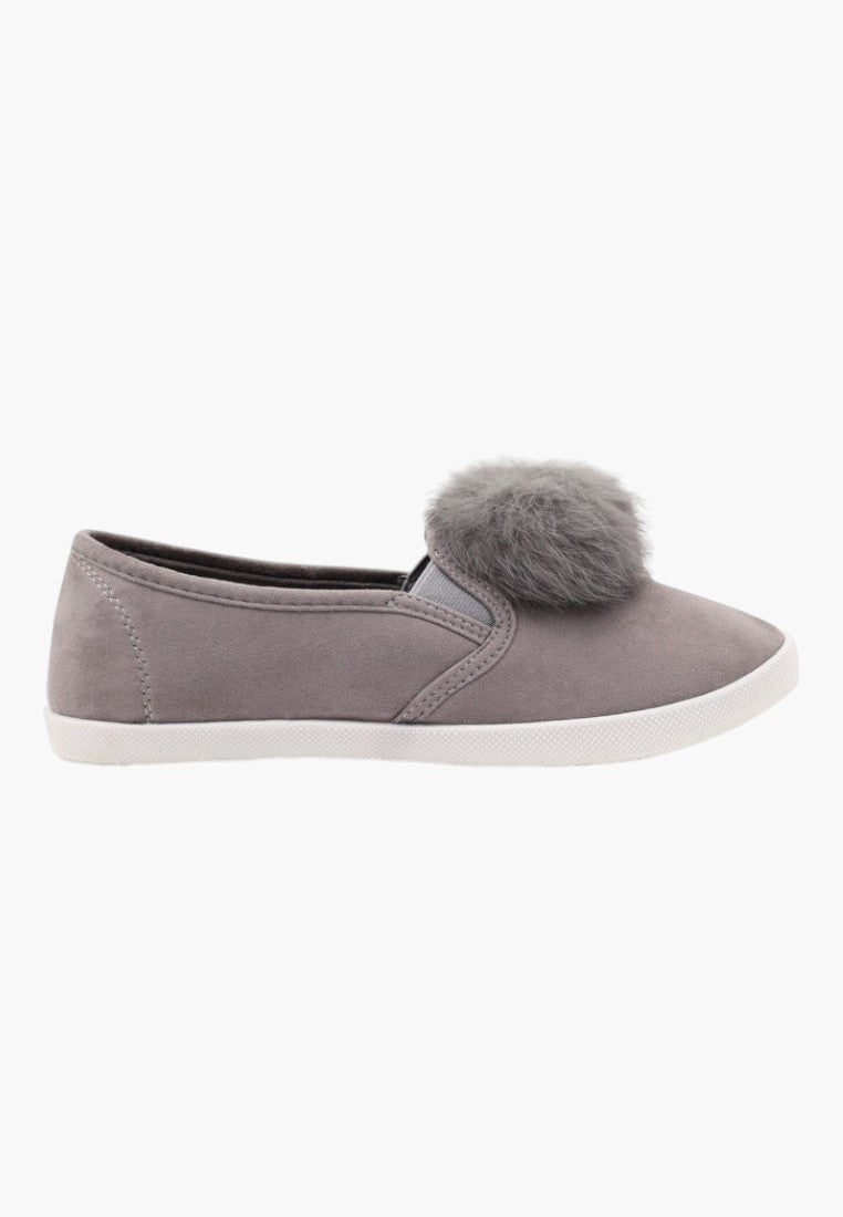 Szare tenisówki slip on z pomponem, widok z boku.
