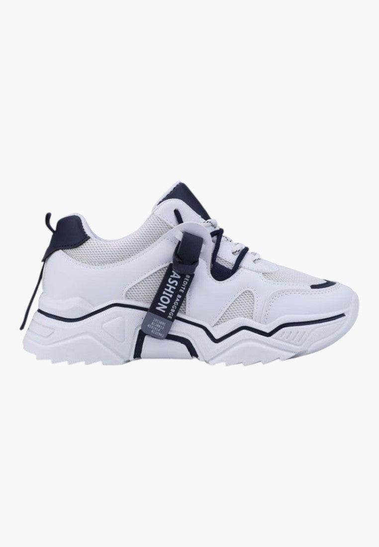 Zbliżenie na biało-granatowe sneakersy damskie z detalami na białym tle.