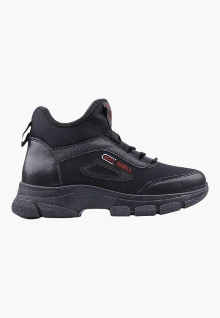 Czarne sneakersy damskie z grubą podeszwą, widok z boku.