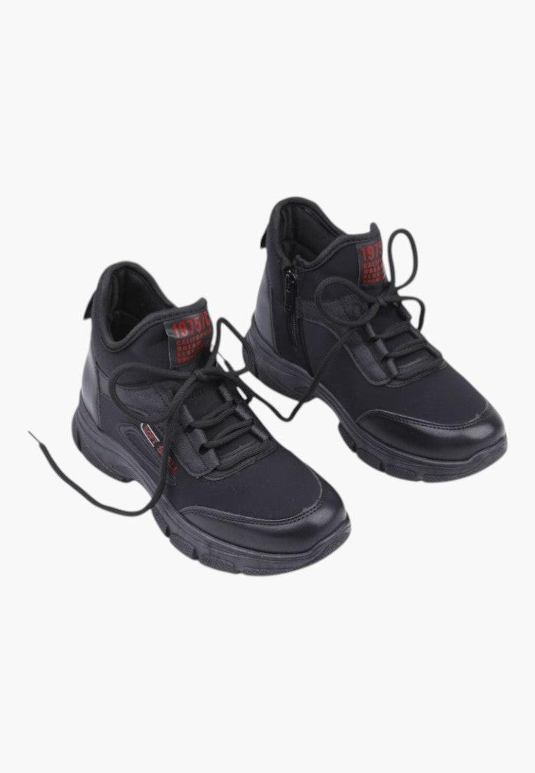 Czarne sneakersy damskie z wysokim designem, widok lifestyle.