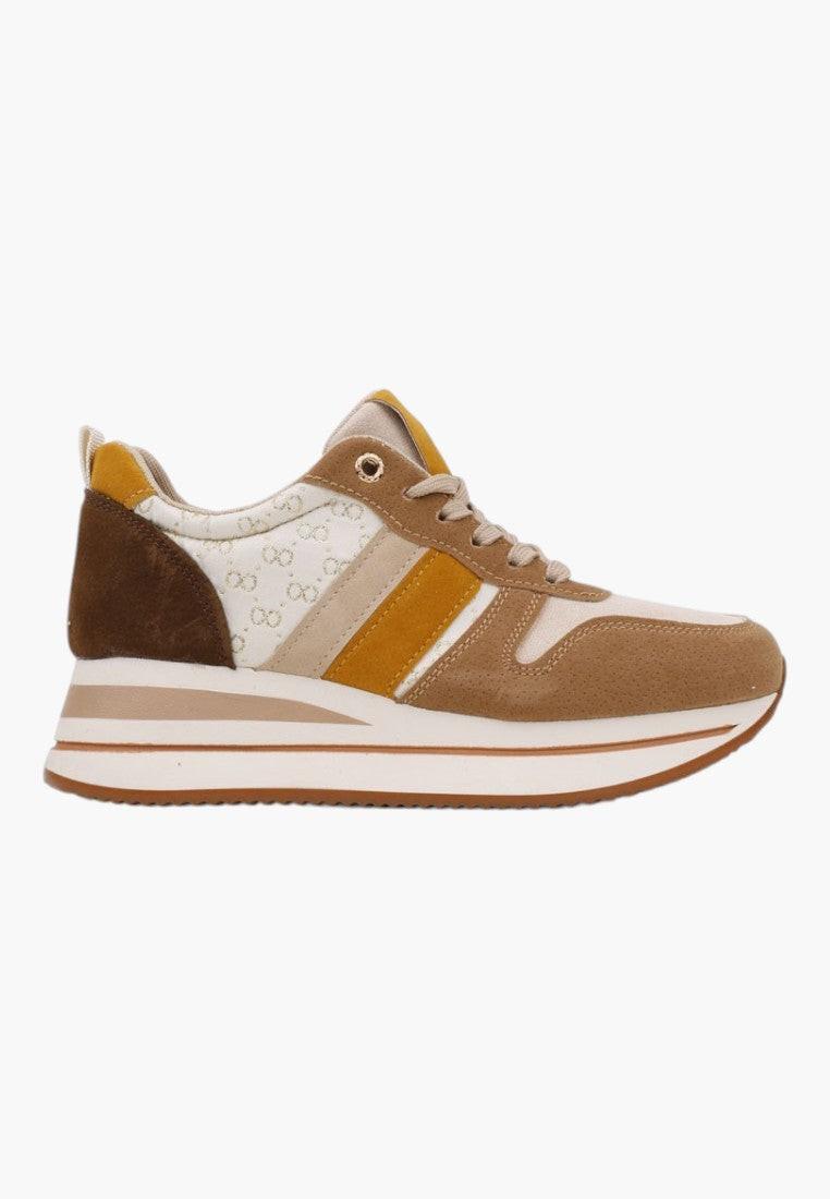 Sneakersy damskie ekozamszowe w kolorze camelowym, widok z boku.