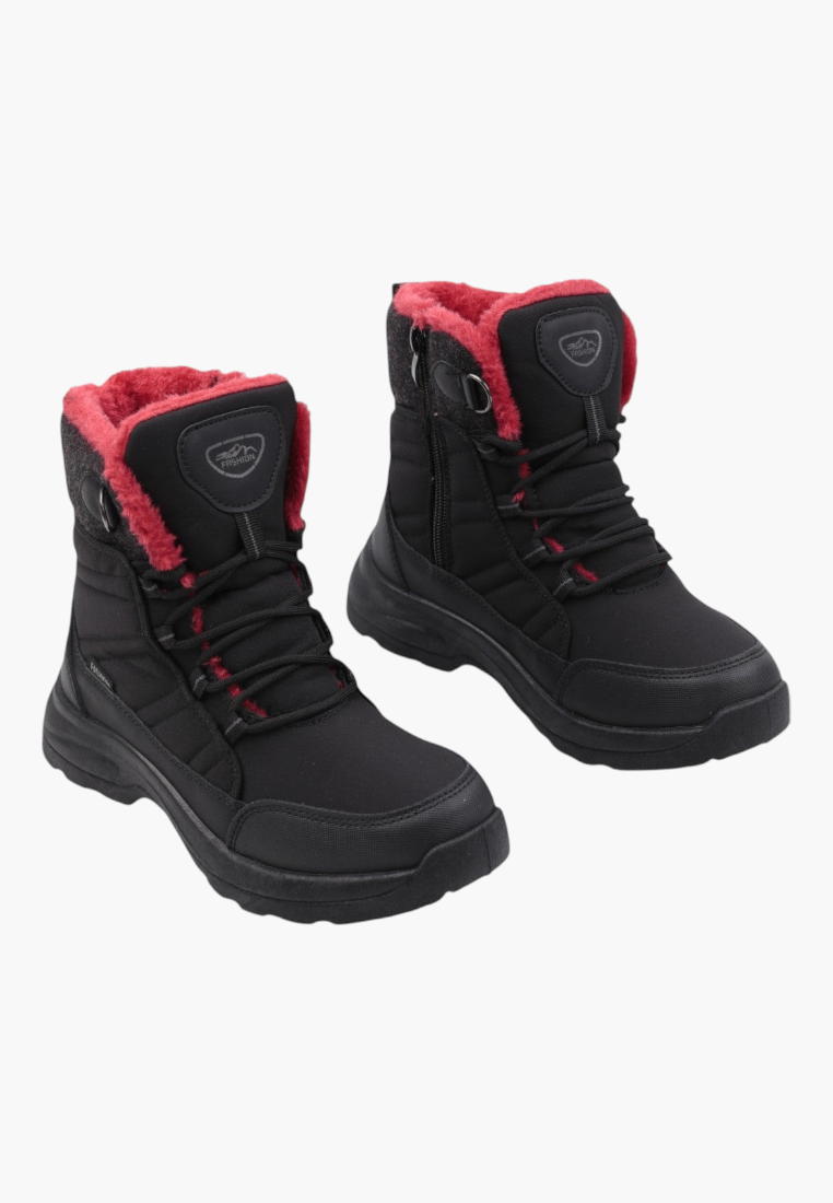 Czarno-czerwone śniegowce damskie z przodu na białym tle.