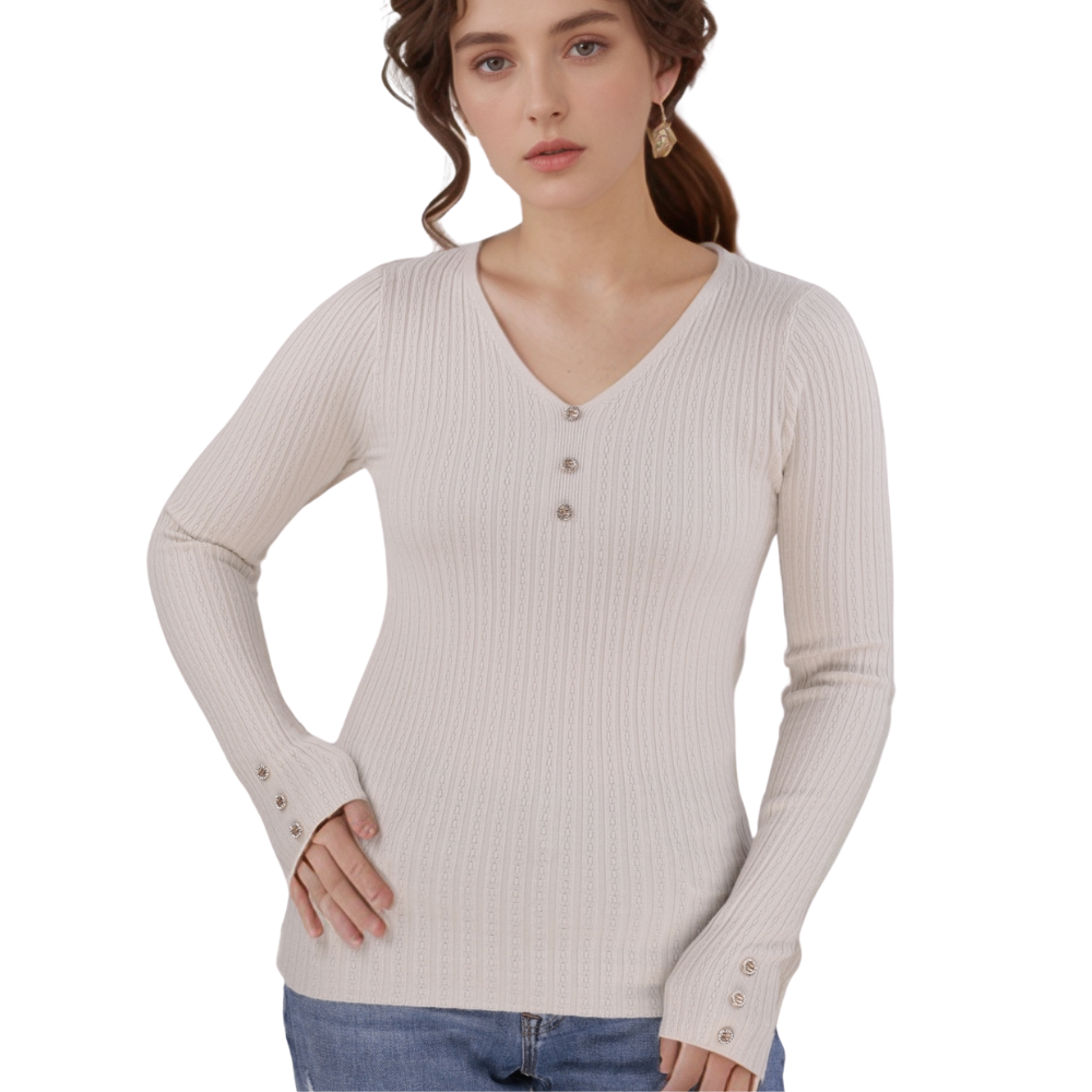 Front view of the beżowy sweter damski z dekoltem w szpic na białym tle.