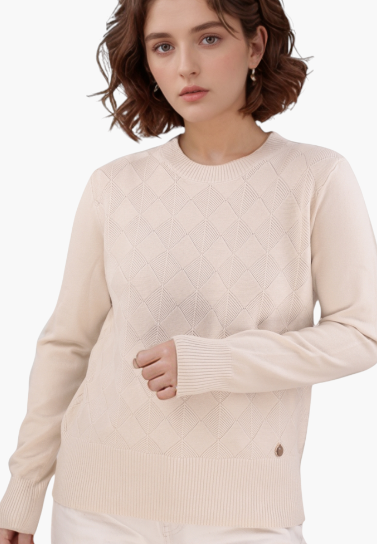 Back view of the beżowy sweter z długim rękawem i teksturowanym wzorem na białym tle.