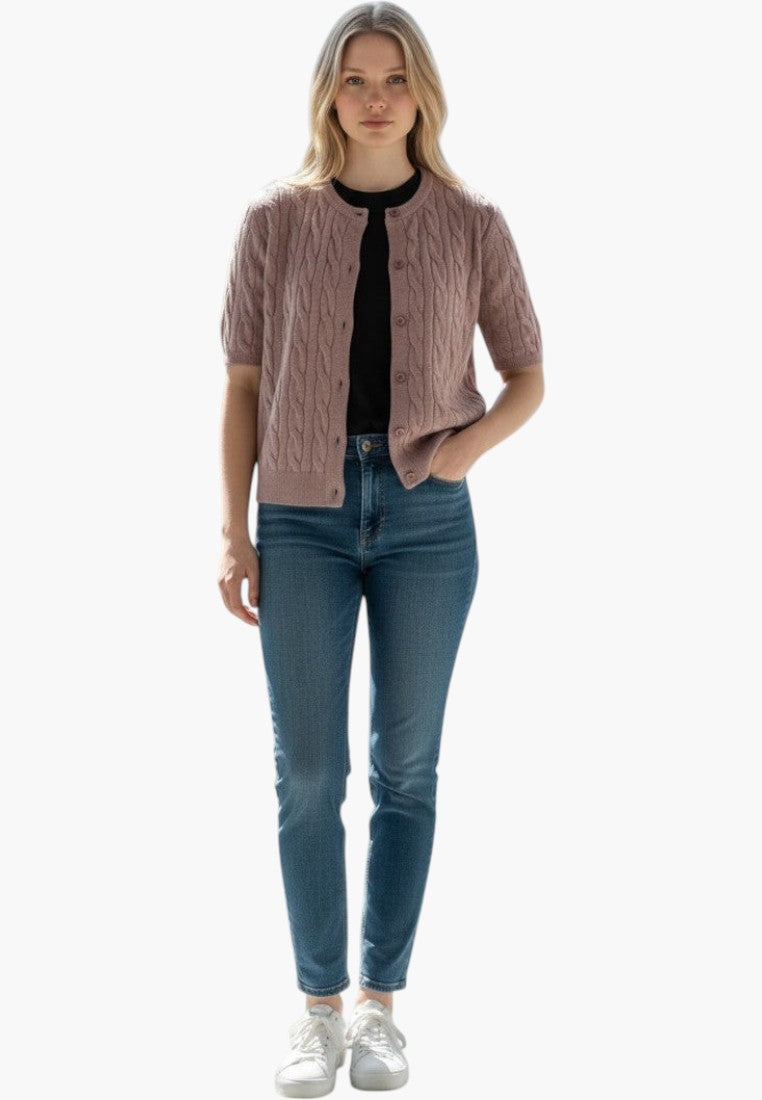 Modelka w beżowym rozpinanym swetrze z guzikami, widok w stylu życia.