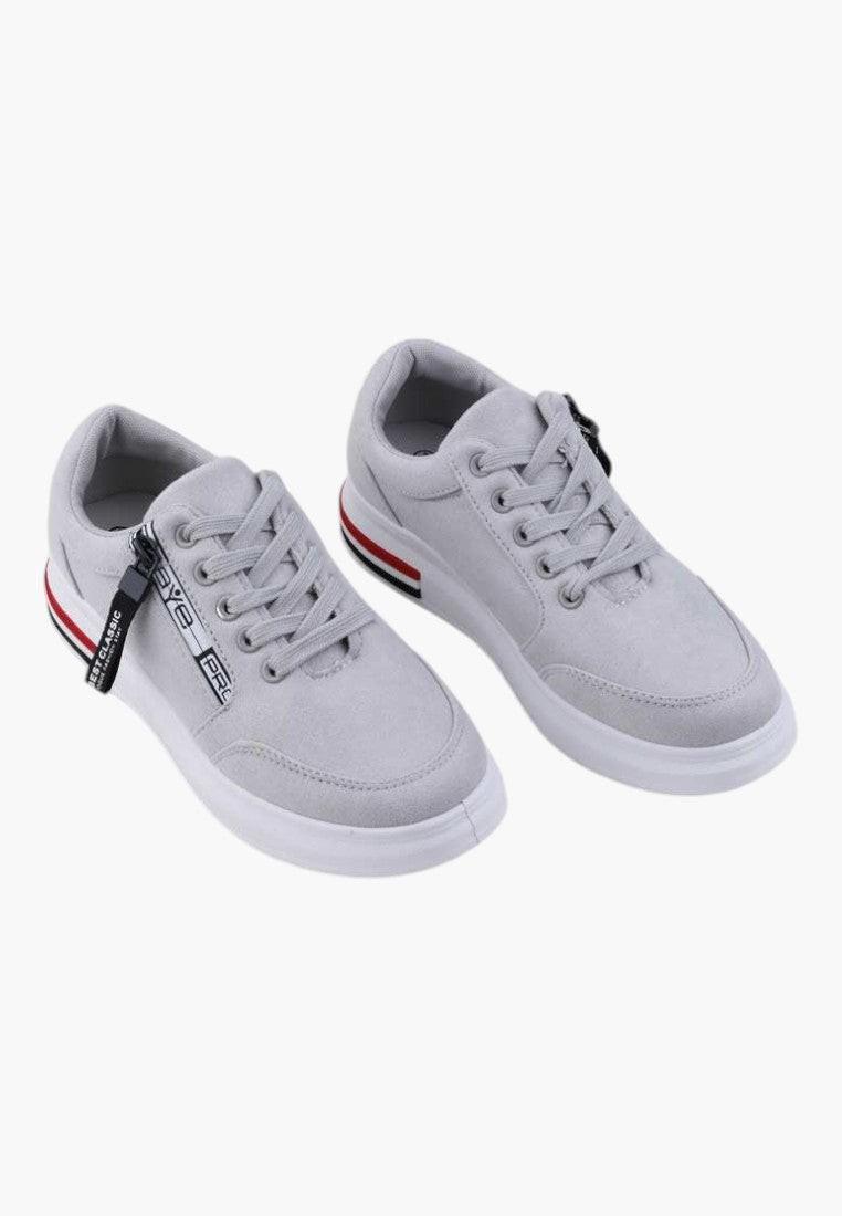 Front sneakersów damskich w szarym kolorze z sznurowanym zapięciem.