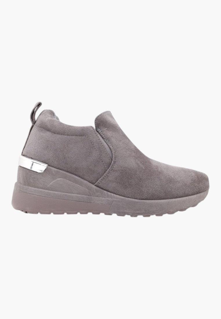 Widok z boku szarych sneakersów damskich zamszowych bez sznurówek.