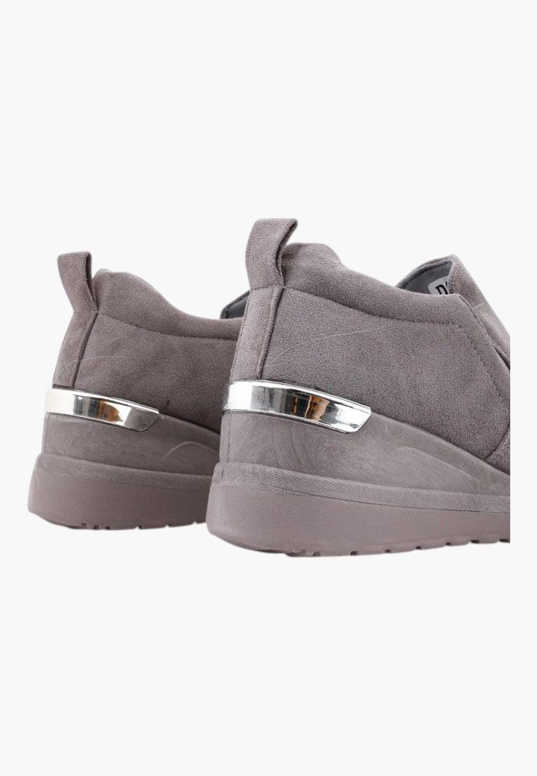 Widok z tyłu szarych sneakersów damskich zamszowych z uchwytem.