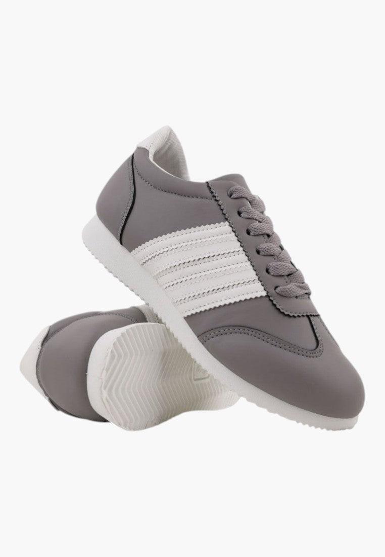 Szare sportowe buty damskie z paskami, widok z boku na białym tle