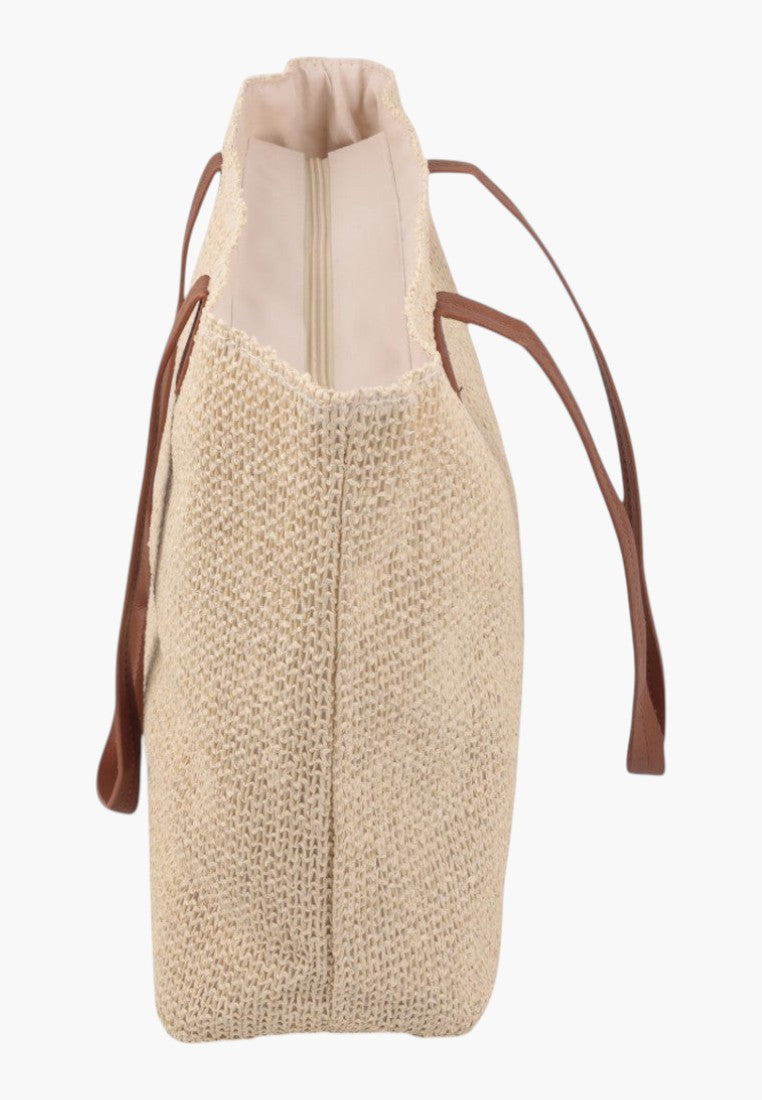 Z tyłu beżowej torebki damskiej shopper z miękkiego materiału na białym tle