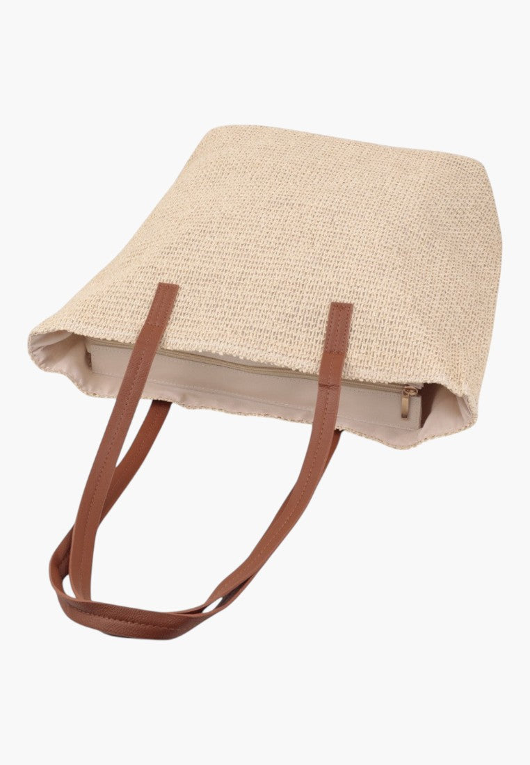 Inny kąt beżowej torebki damskiej shopper z długimi uchwytami na białym tle