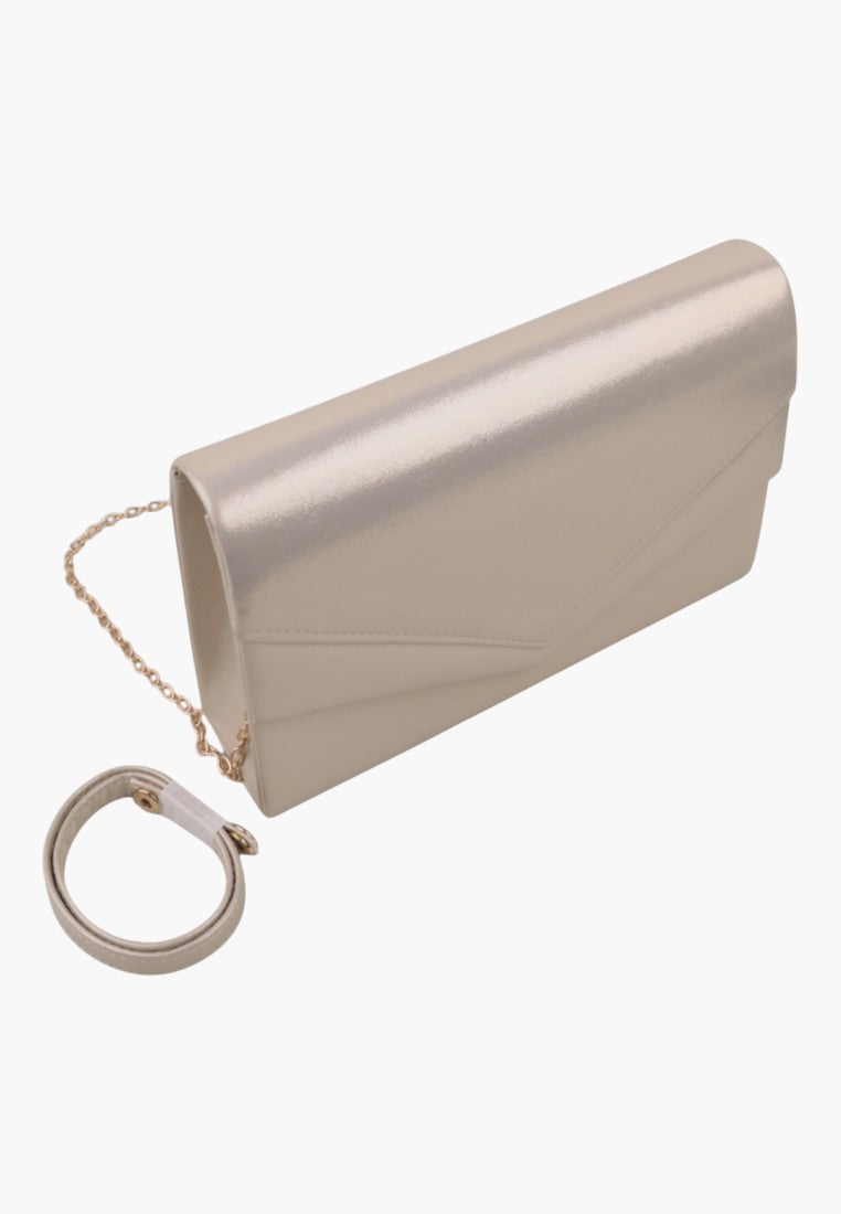 Beżowa torebka z prostym designem, widok tylny.