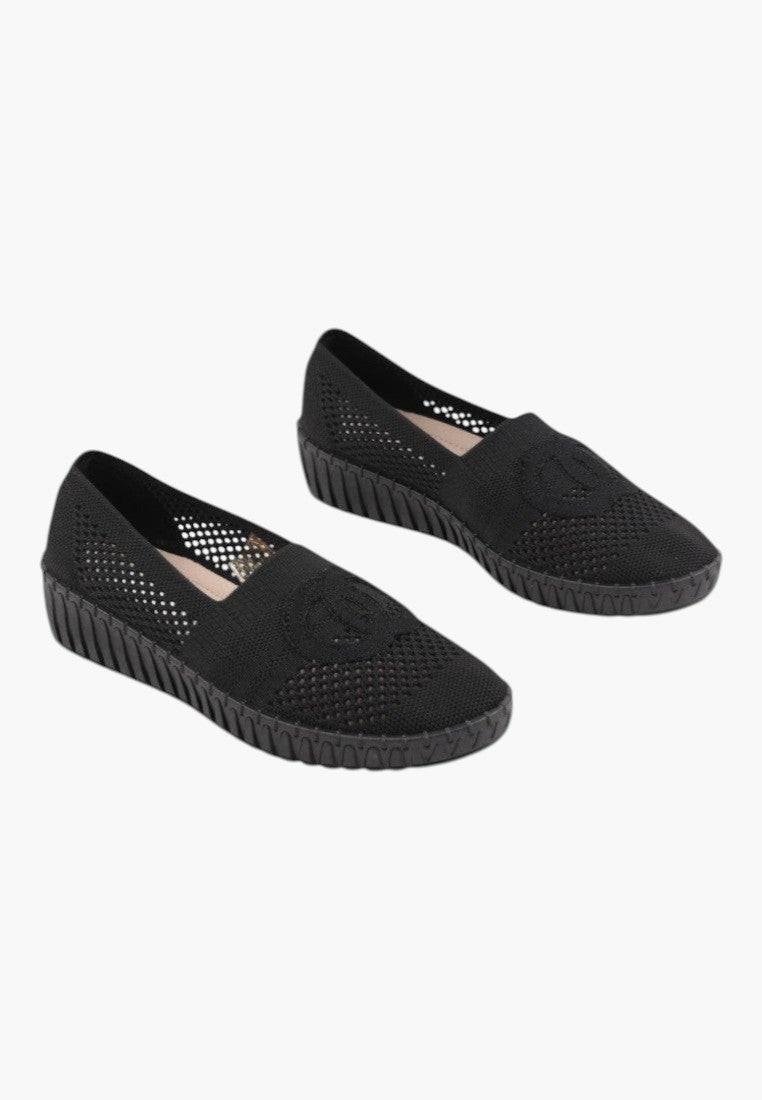 Ażurowe balerinki koturne w czarnym kolorze, widok z boku.