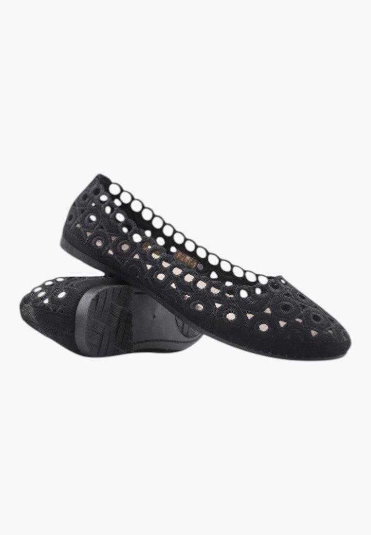Ażurowe czarne balerinki damskie, widok z boku, ażurowy wzór.