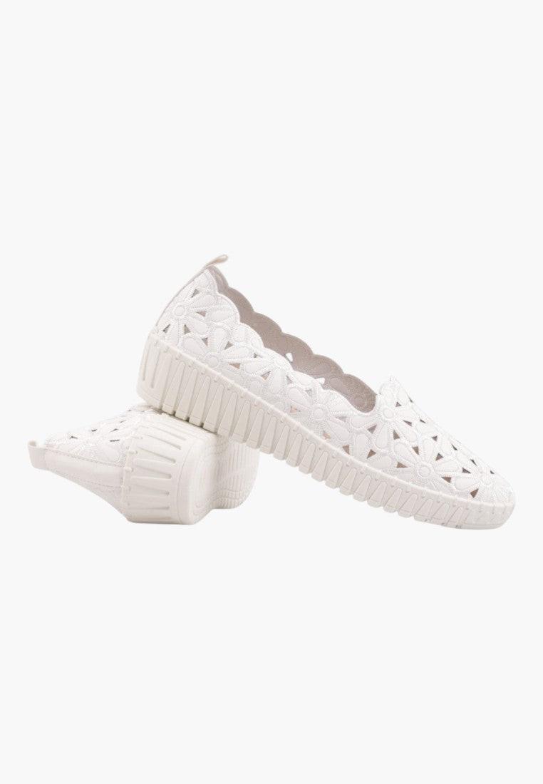 Widok z boku białych skórzanych balerinek ażurowych
