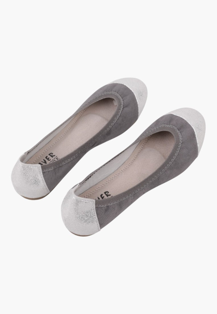 Balerinki damskie w kolorze szarym, widok z góry, z okrągłym noskiem i metalicznym czubkiem.