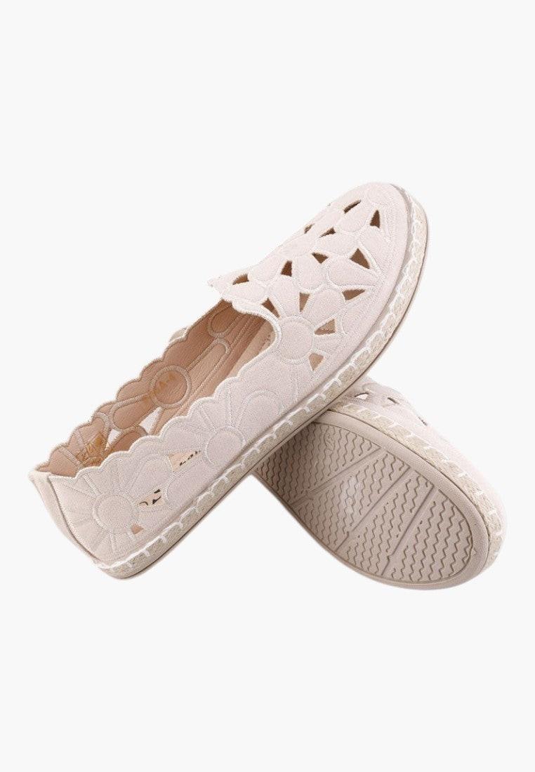 Boczne ujęcie beżowych espadryli ażurowych z eleganckim profilem