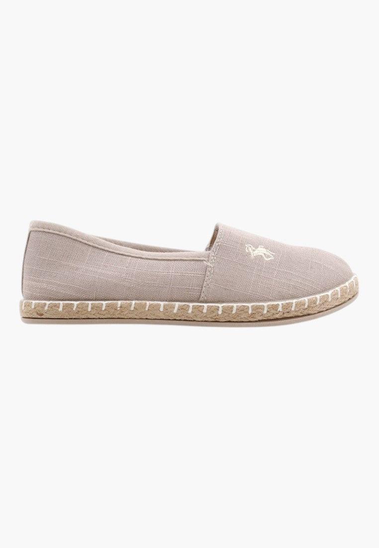 Frontowe ujęcie beżowych espadryli damskich w stylu espadrylowym