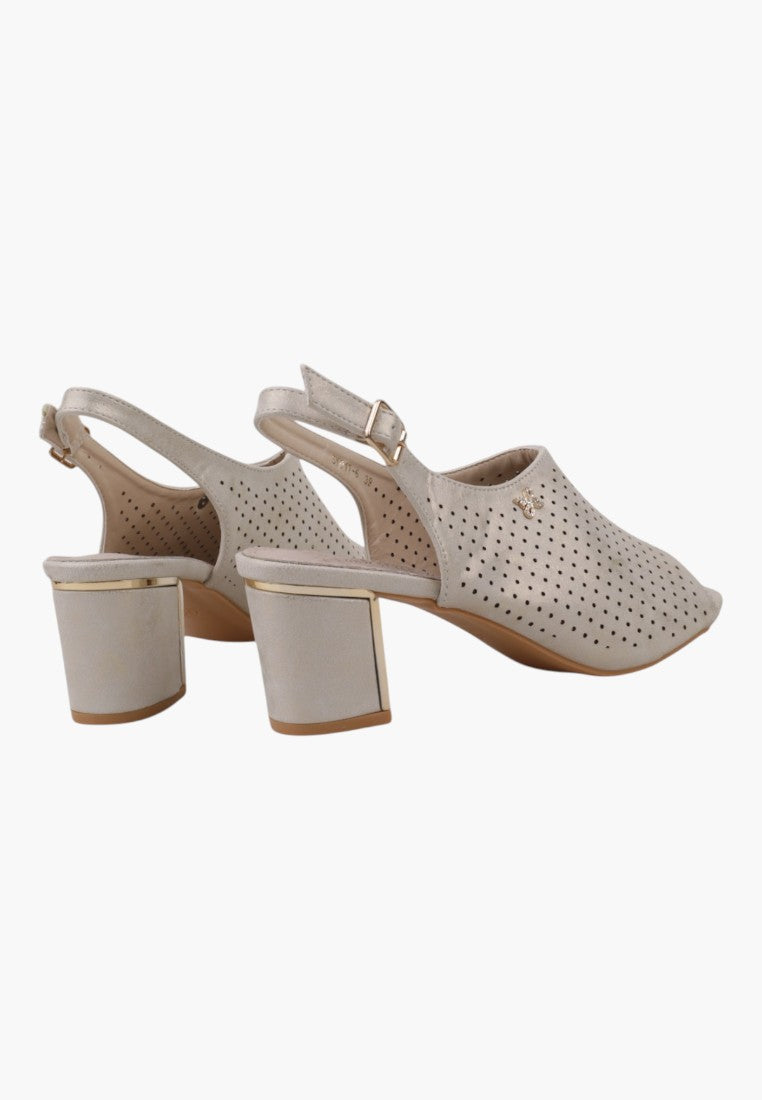 Tylny widok beżowych sandałów na obcasie z paskiem slingback i grubym obcasem.