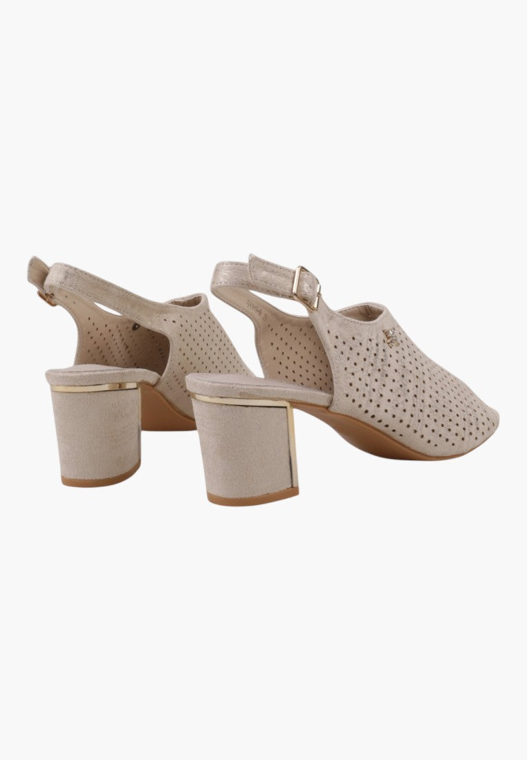 Tylny widok beżowych sandałów na obcasie z paskiem slingback na białym tle
