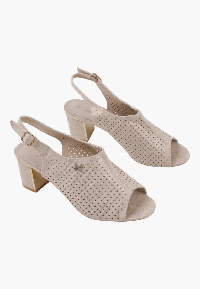 Zbliżenie na beżowe sandały na obcasie z plecioną teksturą i paskiem slingback na białym tle