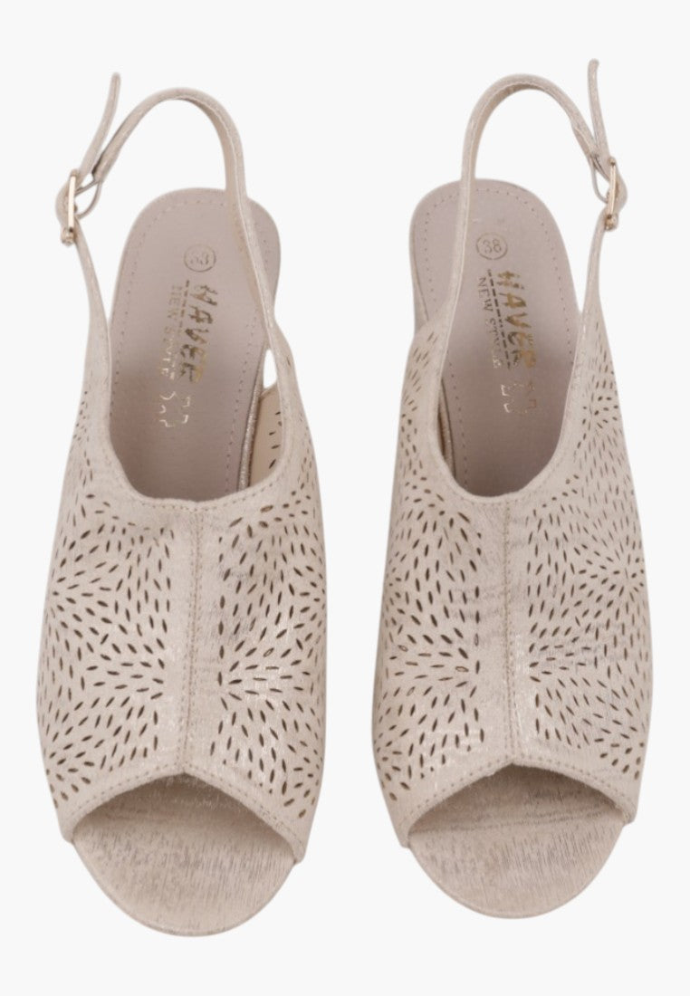 Boczne ujęcie beżowych sandałów z odkrytymi palcami i paskiem slingback.
