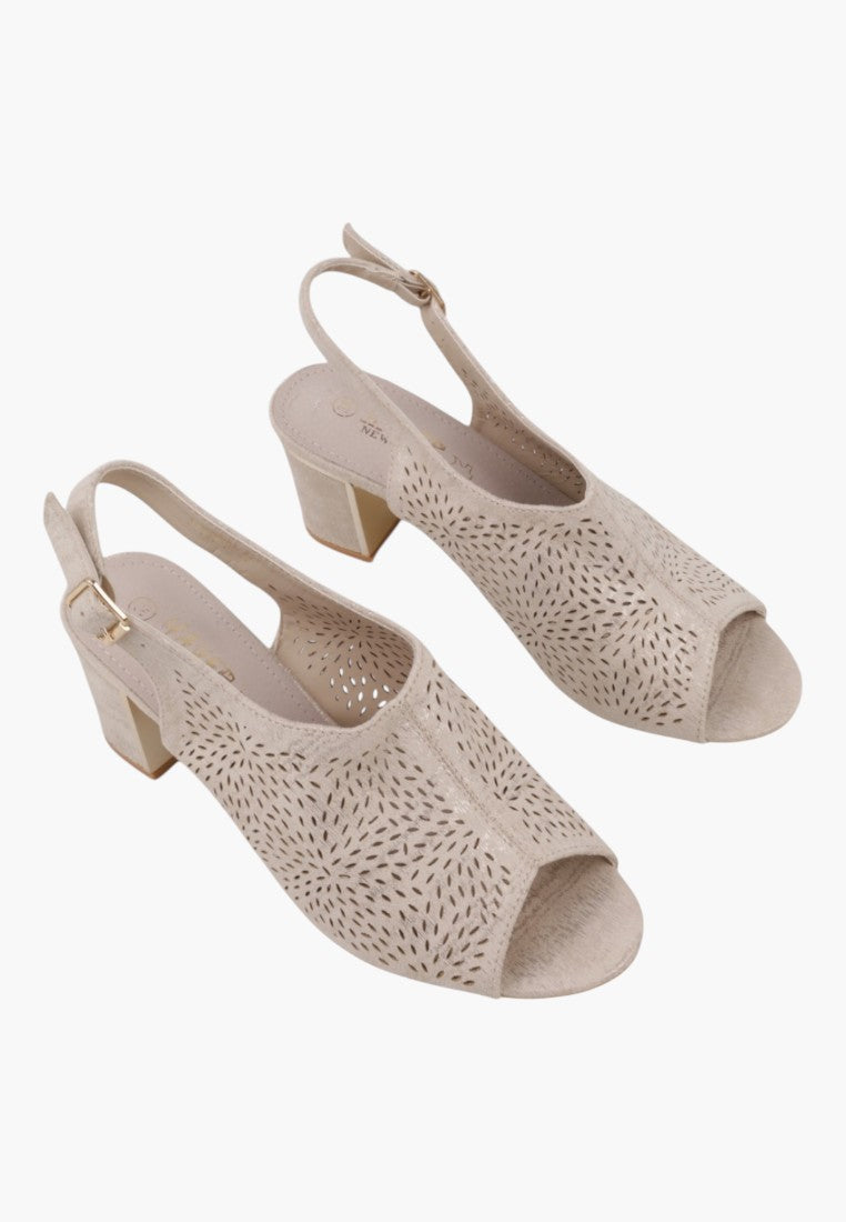 Inne ujęcie beżowych sandałów slingback z odkrytymi palcami i grubym obcasem.