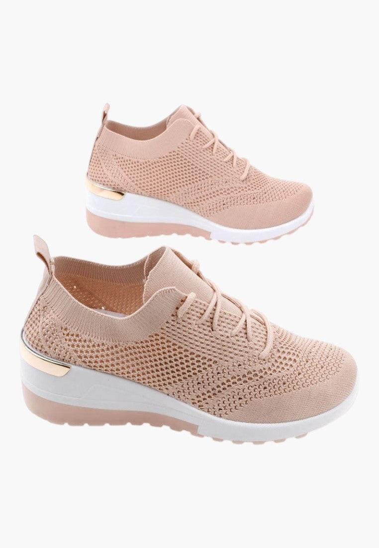 Stylowe beżowe sneakersy damskie w stylizacji na białym tle