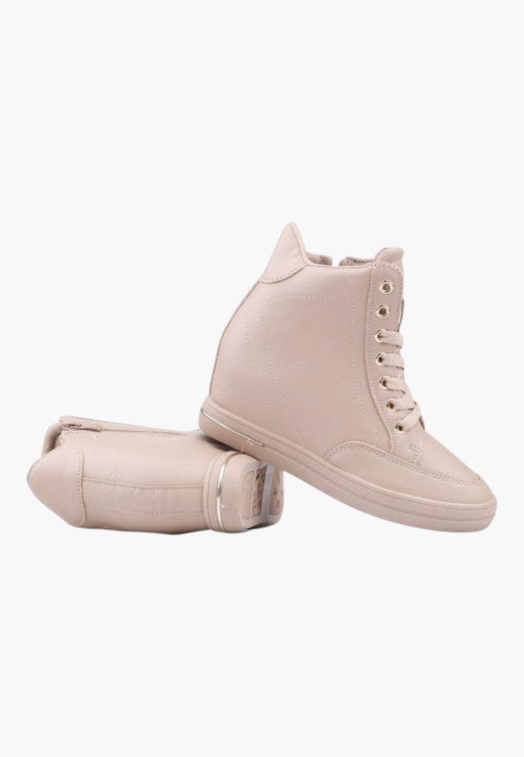 Stylowe ujęcie beżowych sneakersów damskich w codziennym stylu.